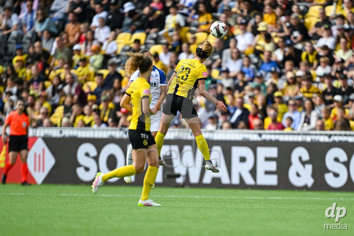 17/05/2025, Bern, Stadion Wankdorf, Women's Super League Final 2: BSC YB Frauen - GC Frauenfussball, #23 Wianda Ellen Douma (Young Boys) in headball duel