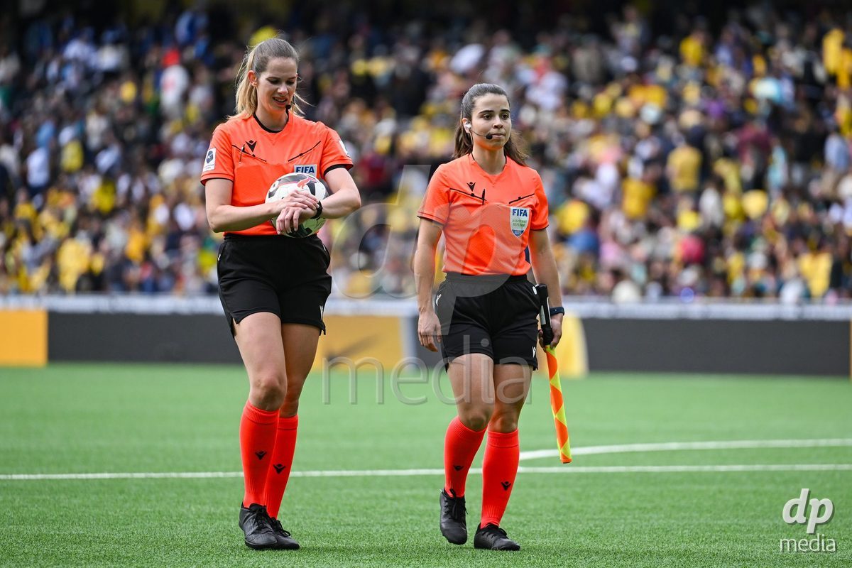 17/05/2025, Bern, Stadion Wankdorf, Women's Super League Final 2: BSC YB Frauen - GC Frauenfussball, Referee Michèle Schmölzer with Melissa Correia