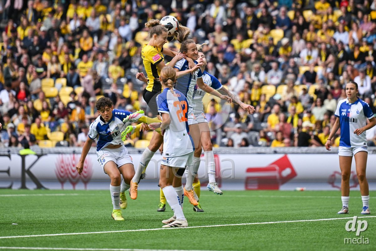 17/05/2025, Bern, Stadion Wankdorf, Women's Super League Final 2: BSC YB Frauen - GC Frauenfussball,  #32 Tamar Dongus (Grasshopper Club Zurich) in headball duel with #15 Leana Zaugg (Young Boys)