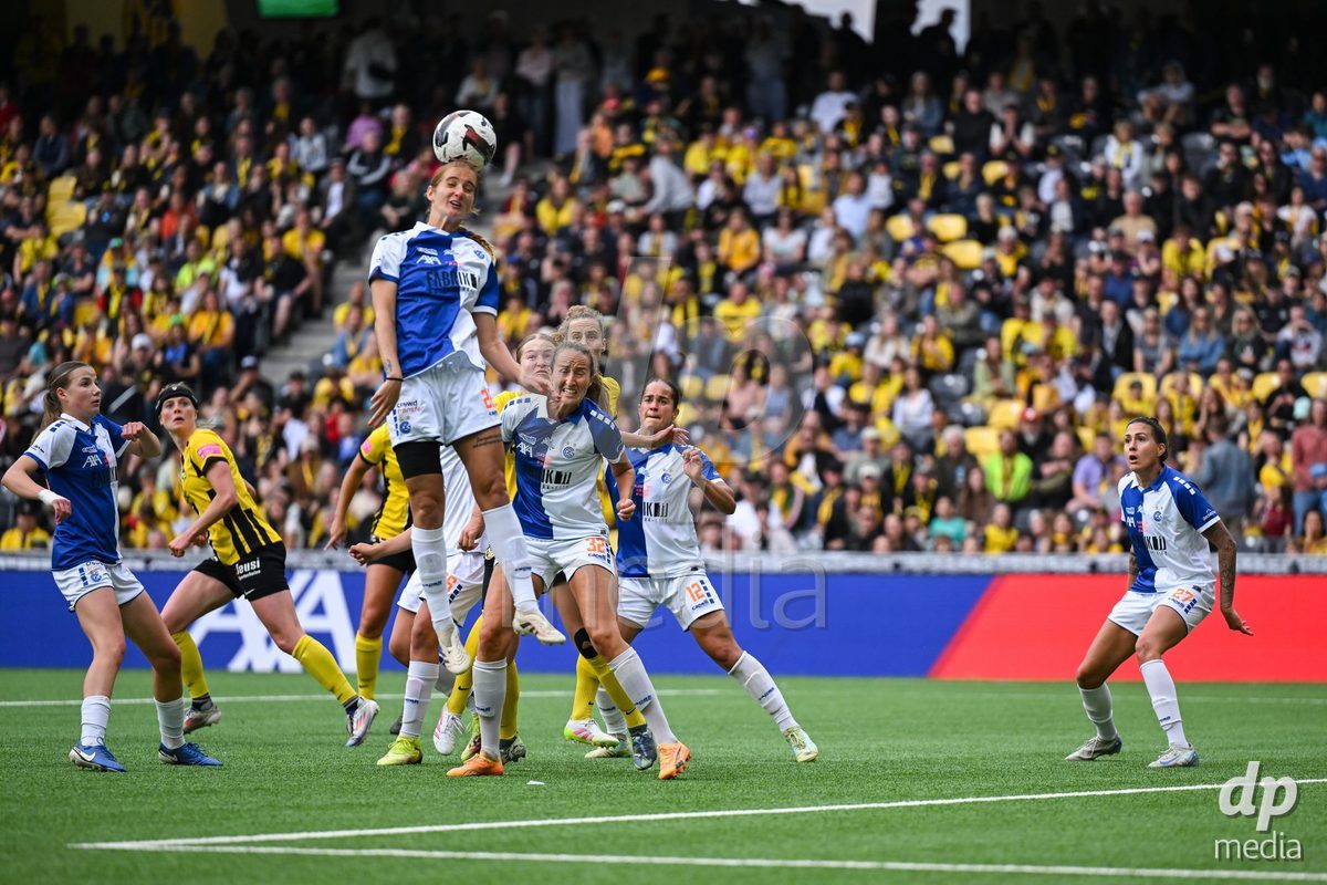 17/05/2025, Bern, Stadion Wankdorf, Women's Super League Final 2: BSC YB Frauen - GC Frauenfussball,  #32 Tamar Dongus (Grasshopper Club Zurich, center) against #15 Leana Zaugg (BSC YB Frauen, right) and #8 Noa Linn Munger (BSC YB Frauen, left)