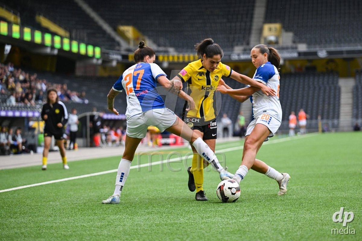 17/05/2025, Bern, Stadion Wankdorf, Women's Super League Final 2: BSC YB Frauen - GC Frauenfussball, #26 Laura Frey (Young Boys) in duel with #20 Janina Egli (GC, right) and #27 Melanie Muller (GC, left)