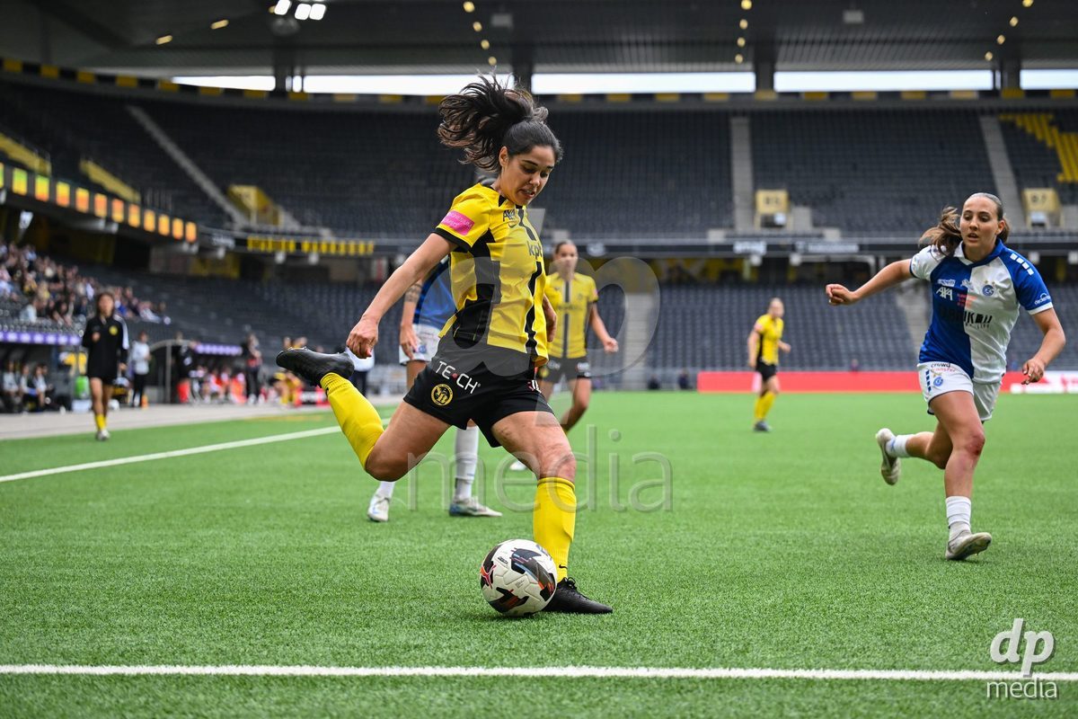 17/05/2025, Bern, Stadion Wankdorf, Women's Super League Final 2: BSC YB Frauen - GC Frauenfussball,  #26 Laura Frey (BSC YB Frauen, left) against #20 Janina Egli (Grasshopper Club Zurich, right)