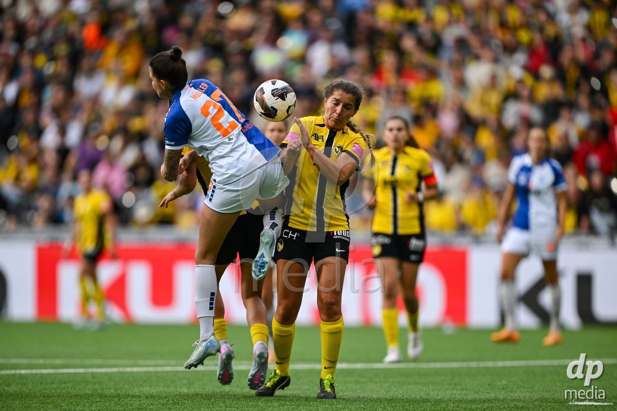17/05/2025, Bern, Stadion Wankdorf, Women's Super League Final 2: BSC YB Frauen - GC Frauenfussball,  #14 Courtney Strode (BSC YB Frauen) in duel with #27 Melanie Muller (GC)