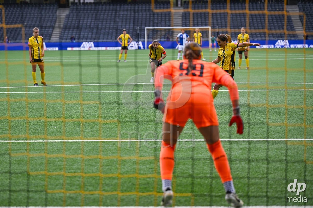 17/05/2025, Bern, Stadion Wankdorf, Women's Super League Final 2: BSC YB Frauen - GC Frauenfussball, #14 Courtney Aliza Strode (Young Boys) with penalty goal against #99 Lauren Rose Kozal (GC)