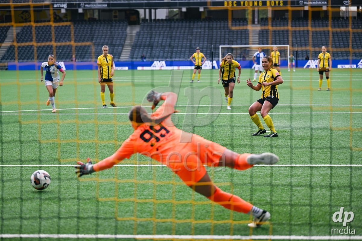 17/05/2025, Bern, Stadion Wankdorf, Women's Super League Final 2: BSC YB Frauen - GC Frauenfussball, #14 Courtney Aliza Strode (Young Boys) with penalty goal against #99 Lauren Rose Kozal (GC)