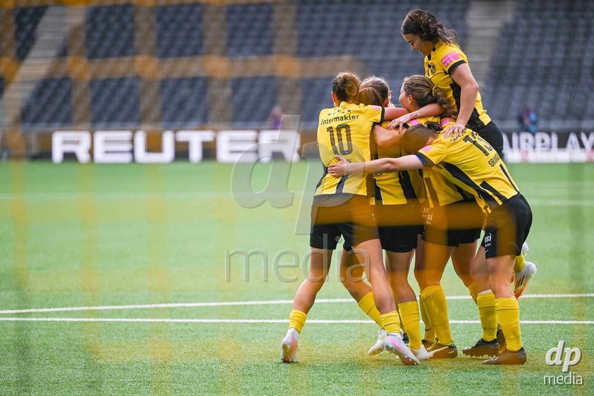 17/05/2025, Bern, Stadion Wankdorf, Women's Super League Final 2: BSC YB Frauen - GC Frauenfussball, #14 Courtney Aliza Strode (Young Boys) celebrates her goal with #10 Iman Beney (Young Boys), #7 Naomi Luyet (Young Boys) and #11 Stephanie Waeber (Young Boys)