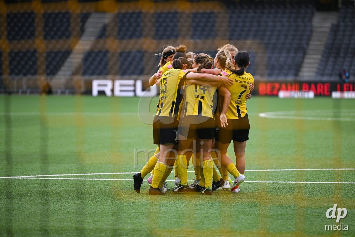 17/05/2025, Bern, Stadion Wankdorf, Women's Super League Final 2: BSC YB Frauen - GC Frauenfussball, #14 Courtney Aliza Strode (Young Boys) celebrates her penalty with team