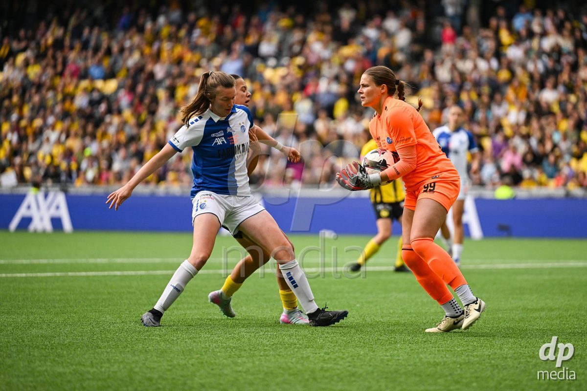 17/05/2025, Bern, Stadion Wankdorf, Women's Super League Final 2: BSC YB Frauen - GC Frauenfussball,  goalkeeper Lauren Kozal (Grasshopper Club Zurich, right) and #4 Victoria Laino (Grasshopper Club Zurich, left) in action against #10 Iman Beney (Young Boys)
