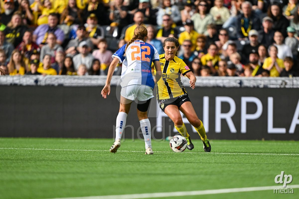 17/05/2025, Bern, Stadion Wankdorf, Women's Super League Final 2: BSC YB Frauen - GC Frauenfussball,  #14 Courtney Strode (BSC YB Frauen) in duel with #22 Morgane Marie Josephine Nicoli (GC)