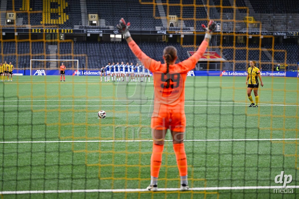 17/05/2025, Bern, Stadion Wankdorf, Women's Super League Final 2: BSC YB Frauen - GC Frauenfussball, #14 Courtney Aliza Strode (Young Boys) with penalty against #99 Lauren Rose Kozal (GC)