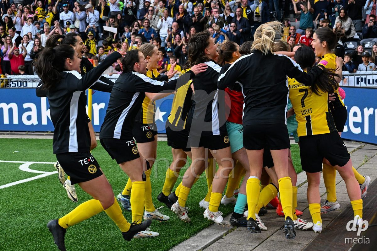 17/05/2025, Bern, Stadion Wankdorf, Women's Super League Final 2: BSC YB Frauen - GC Frauenfussball, team of BSC YB Frauen cheering the win after the final penalty of #10 Iman Beney (Young Boys)