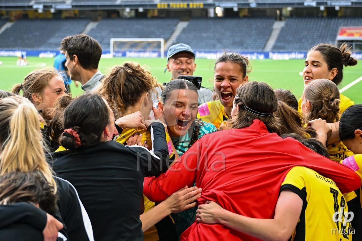 17/05/2025, Bern, Stadion Wankdorf, Women's Super League Final 2: BSC YB Frauen - GC Frauenfussball,  #22 Thais Hurni (BSC YB Frauen), goalkeeper Tamara Biedermann (BSC YB Frauen), #10 Iman Beney (BSC YB Frauen), #31 Giulia Schlup (BSC YB Frauen), #23 Wielle Douma (BSC YB Frauen) and the team after the win