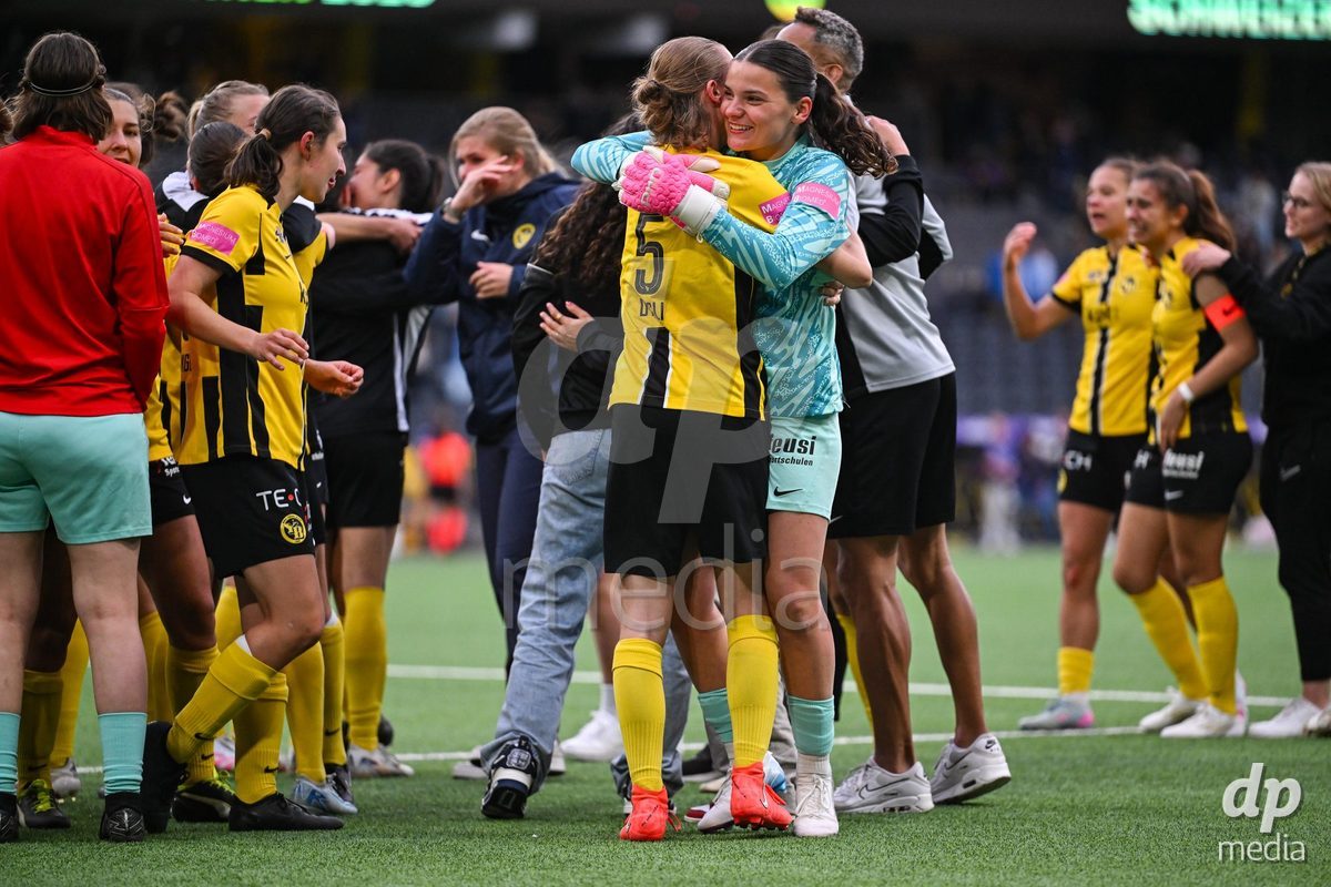 17/05/2025, Bern, Stadion Wankdorf, Women's Super League Final 2: BSC YB Frauen - GC Frauenfussball,  goalkeeper Tamara Biedermann (BSC YB Frauen, right) and #14 Courtney Strode (BSC YB Frauen, left) after the game