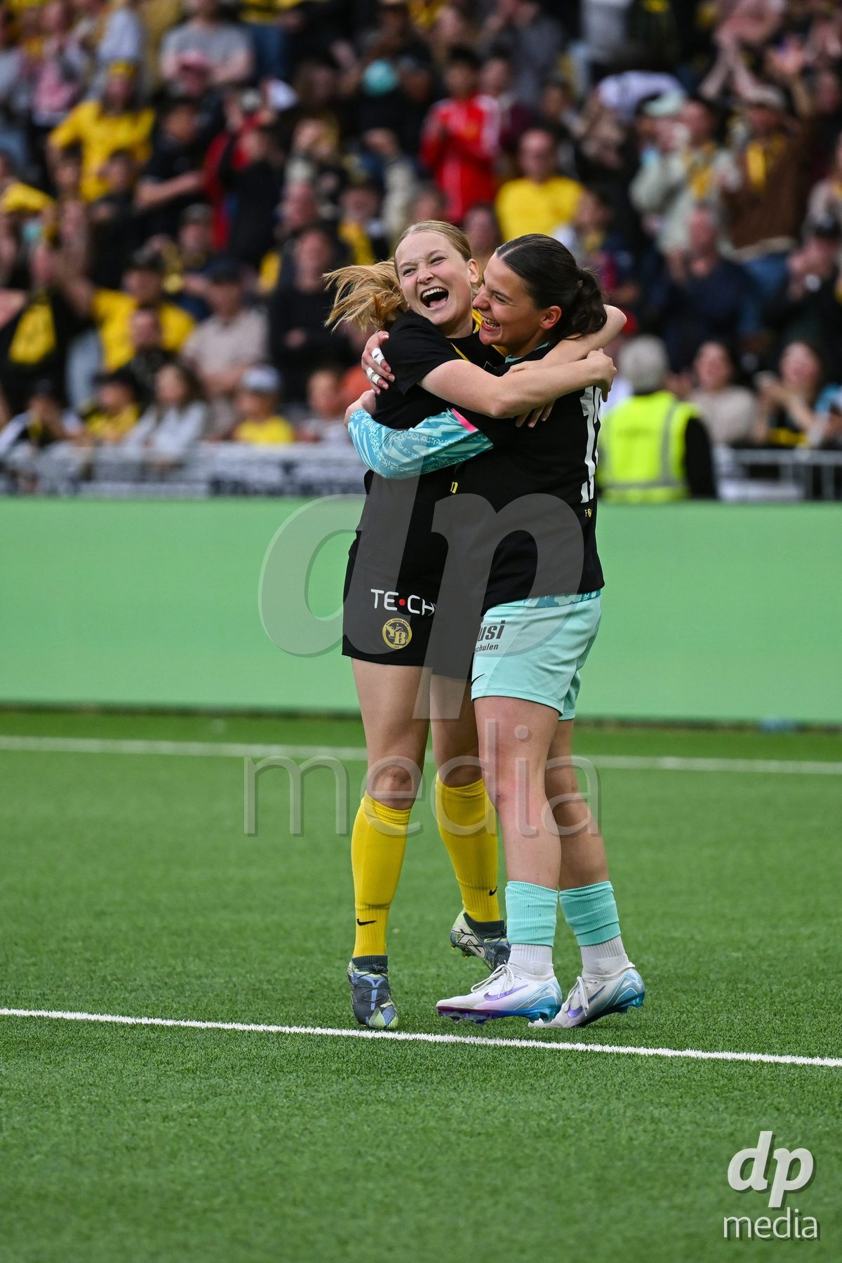 17/05/2025, Bern, Stadion Wankdorf, Women's Super League Final 2: BSC YB Frauen - GC Frauenfussball,  #8 Noa Linn Munger (BSC YB Frauen, left) and goalkeeper Tamara Biedermann (BSC YB Frauen, right) after winning the title