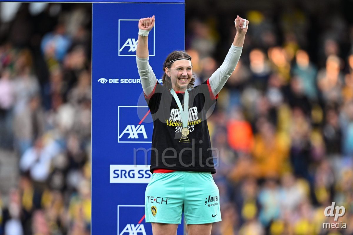 17/05/2025, Bern, Stadion Wankdorf, Women's Super League Final 2: BSC YB Frauen - GC Frauenfussball,  goalkeeper Jara Ackermann (BSC YB Frauen) at the medal ceremony