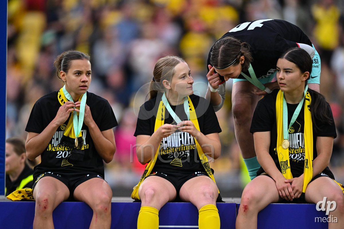 17/05/2025, Bern, Stadion Wankdorf, Women's Super League Final 2: BSC YB Frauen - GC Frauenfussball,  #10 Iman Beney (BSC YB Frauen, left) and #7 Naomi Luyet (BSC YB Frauen, right), #8 Noa Linn Munger (BSC YB Frauen, center) in talk with goalkeeper Jara Ackermann (BSC YB Frauen)