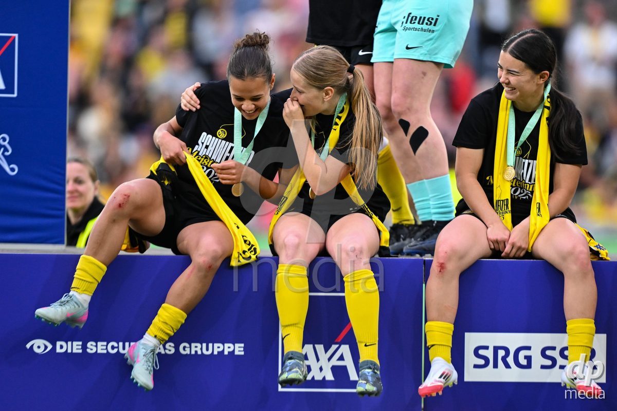 17/05/2025, Bern, Stadion Wankdorf, Women's Super League Final 2: BSC YB Frauen - GC Frauenfussball,  #7 Naomi Luyet (BSC YB Frauen, right), #8 Noa Linn Munger (Young Boys, center) and #10 Iman Beney (BSC YB Frauen, left)