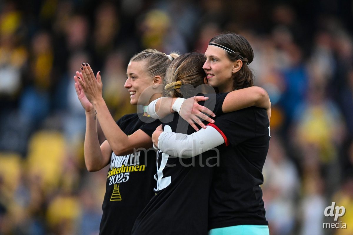 17/05/2025, Bern, Stadion Wankdorf, Women's Super League Final 2: BSC YB Frauen - GC Frauenfussball,  goalkeeper Jara Ackermann (BSC YB Frauen, right) with #14 Courtney Aliza Strode (Young Boys) at the medal ceremony