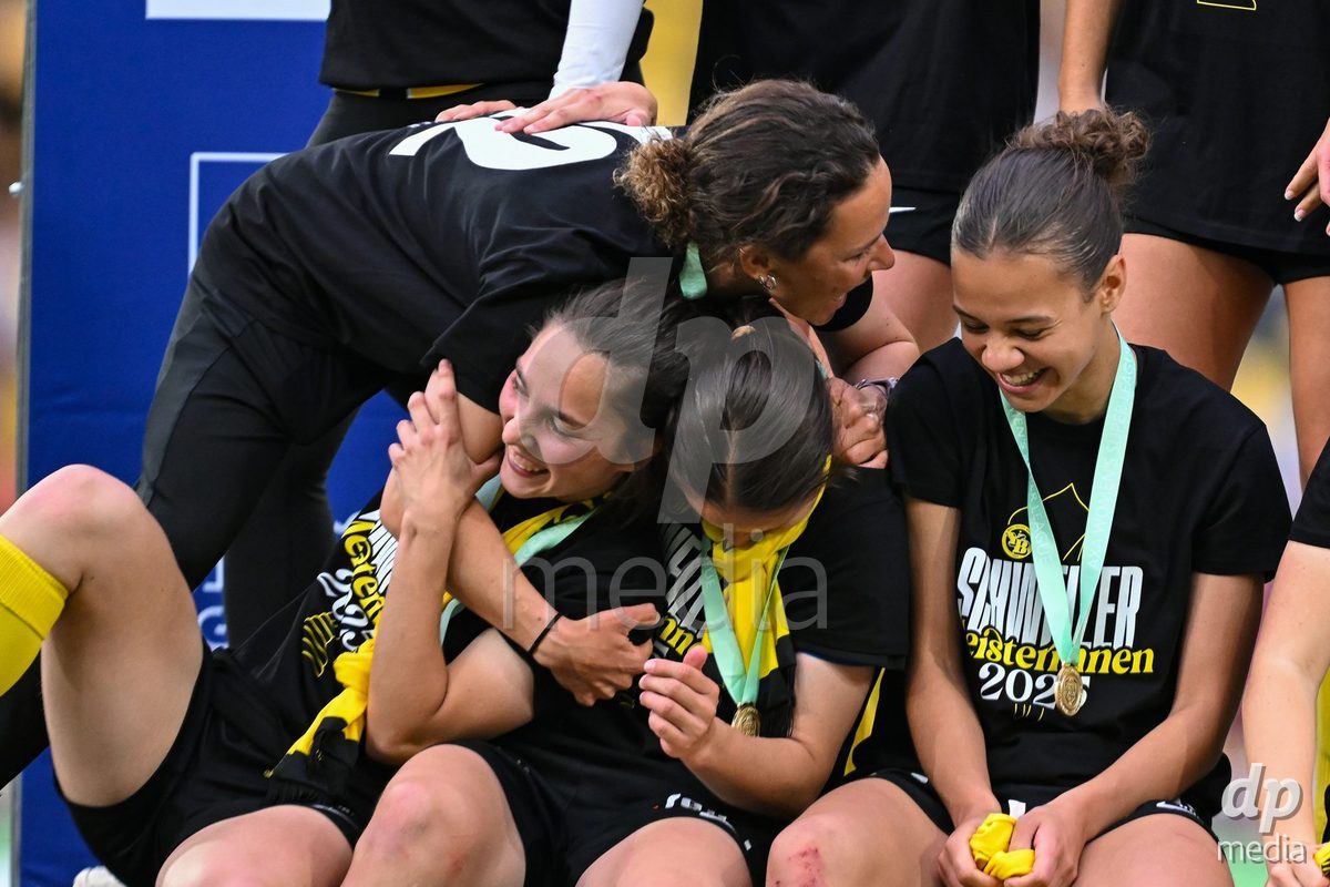 17/05/2025, Bern, Stadion Wankdorf, Women's Super League Final 2: BSC YB Frauen - GC Frauenfussball,  #7 Naomi Luyet (BSC YB Frauen), #8 Noa Linn Munger (BSC YB Frauen), #10 Iman Beney (BSC YB Frauen), #19 Audrey Remy (BSC YB Frauen), #16 Nicole Tiller (BSC YB Frauen), #18 Wibke Meister (BSC YB Frauen), #17 Ana Oliveira Leite (BSC YB Frauen), #15 Leana Zaugg (BSC YB Frauen), #14 Courtney Strode (BSC YB Frauen), #12 Athena Kuehn (BSC YB Frauen), goalkeeper Jara Ackermann (BSC YB Frauen)