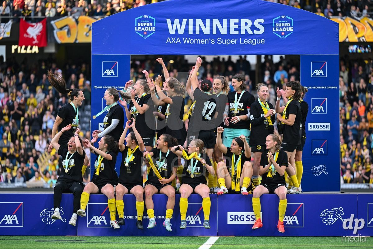 17/05/2025, Bern, Stadion Wankdorf, Women's Super League Final 2: BSC YB Frauen - GC Frauenfussball,  the Team of BSC YB Frauen at the medal ceremony