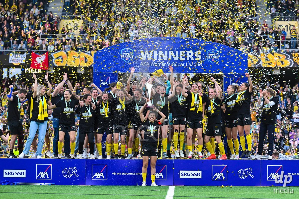 17/05/2025, Bern, Stadion Wankdorf, Women's Super League Final 2: BSC YB Frauen - GC Frauenfussball, BSC YB Frauen Swiss champions at the trophy ceremony
