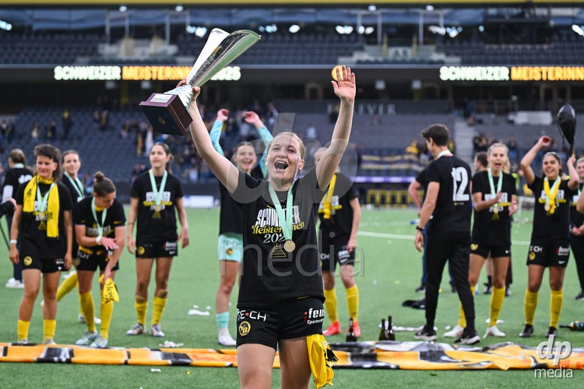 17/05/2025, Bern, Stadion Wankdorf, Women's Super League Final 2: BSC YB Frauen - GC Frauenfussball,  #8 Noa Linn Munger (BSC YB Frauen) with the trophy