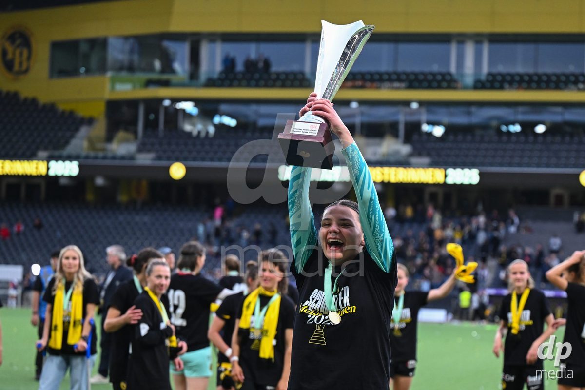17/05/2025, Bern, Stadion Wankdorf, Women's Super League Final 2: BSC YB Frauen - GC Frauenfussball,  goalkeeper Tamara Biedermann (BSC YB Frauen) with the trophy