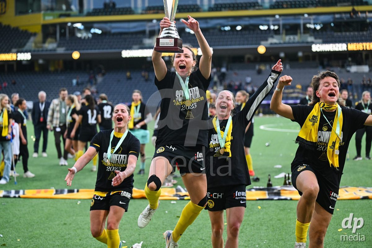 17/05/2025, Bern, Stadion Wankdorf, Women's Super League Final 2: BSC YB Frauen - GC Frauenfussball,  #17 Ana Oliveira Leite (BSC YB Frauen), #20 Noa Scharz (BSC YB Frauen), #24 Lisa Josten (BSC YB Frauen), #18 Wibke Meister (BSC YB Frauen) with the trophy