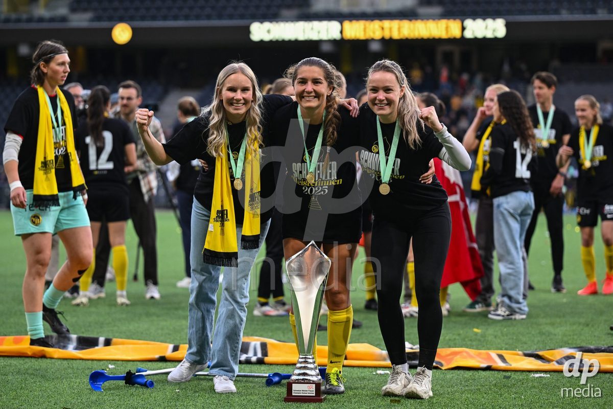 17/05/2025, Bern, Stadion Wankdorf, Women's Super League Final 2: BSC YB Frauen - GC Frauenfussball,  #14 Courtney Strode (BSC YB Frauen, center) and #16 Nicole Tiller (BSC YB Frauen, right), goalkeeper Iina Rautiainen (BSC YB Frauen, left) with the trophy