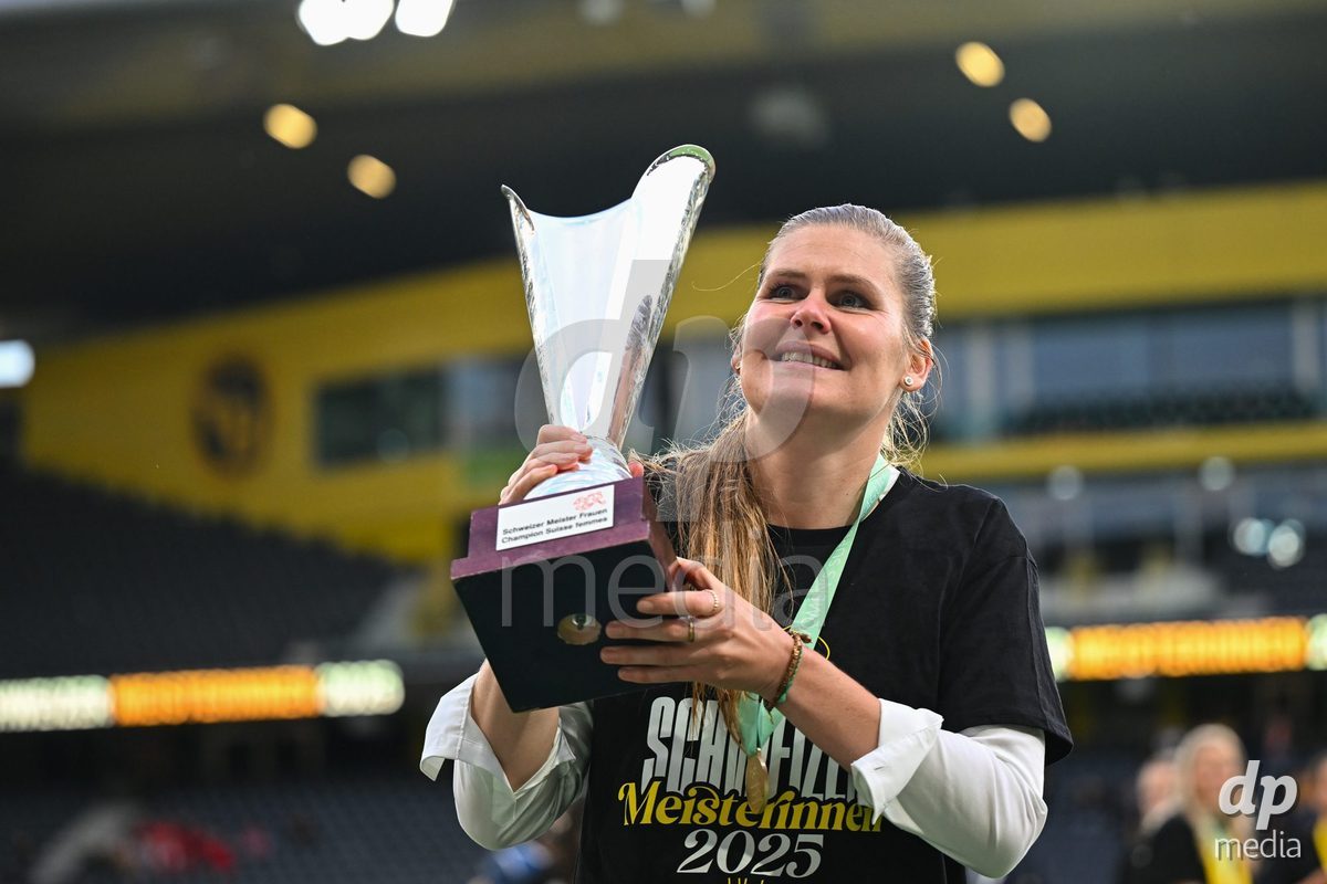 17/05/2025, Bern, Stadion Wankdorf, Women's Super League Final 2: BSC YB Frauen - GC Frauenfussball,  coach Imke Wubbenhorst (BSC YB Frauen) with the trophy