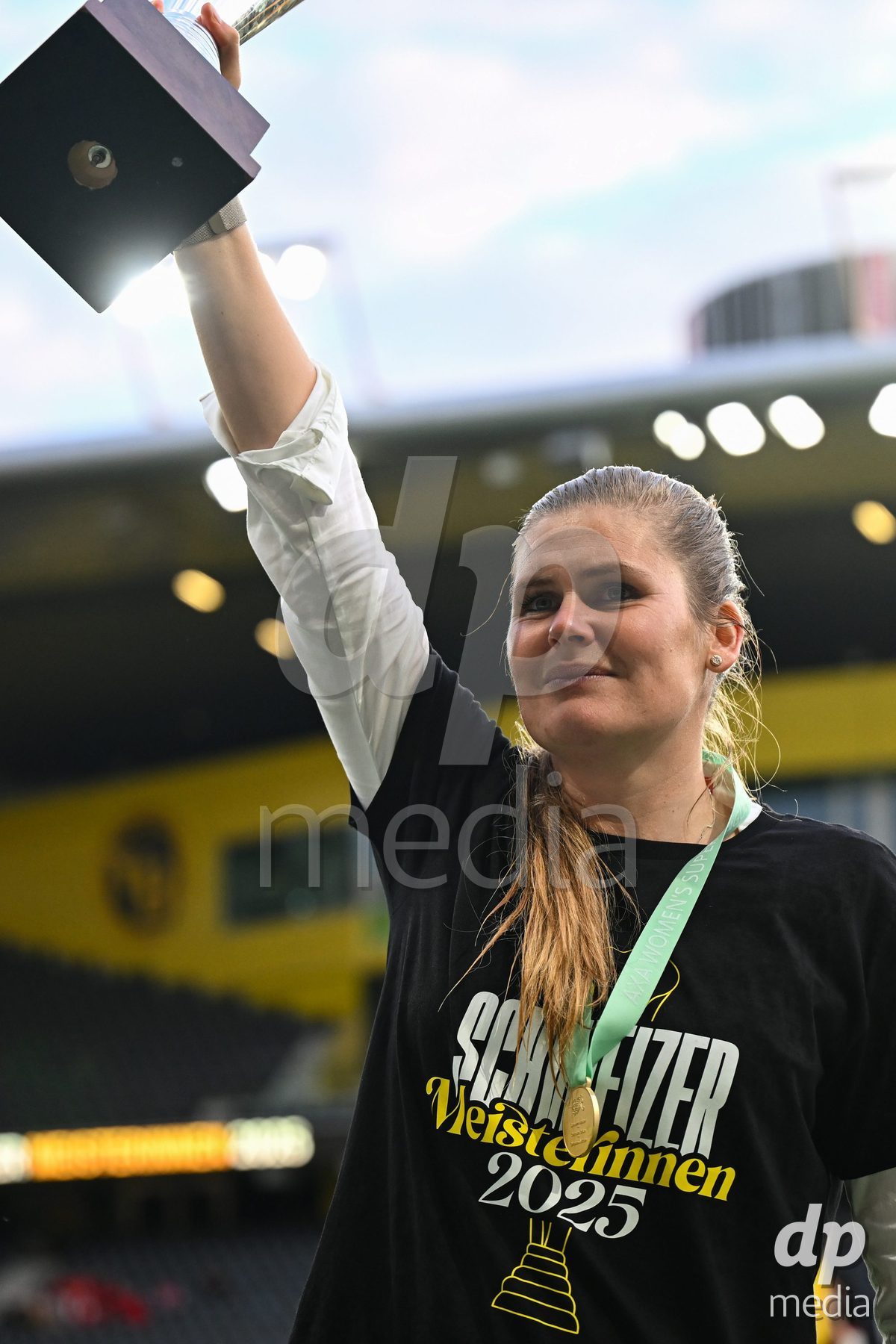 17/05/2025, Bern, Stadion Wankdorf, Women's Super League Final 2: BSC YB Frauen - GC Frauenfussball,  coach Imke Wubbenhorst (BSC YB Frauen) with the trophy