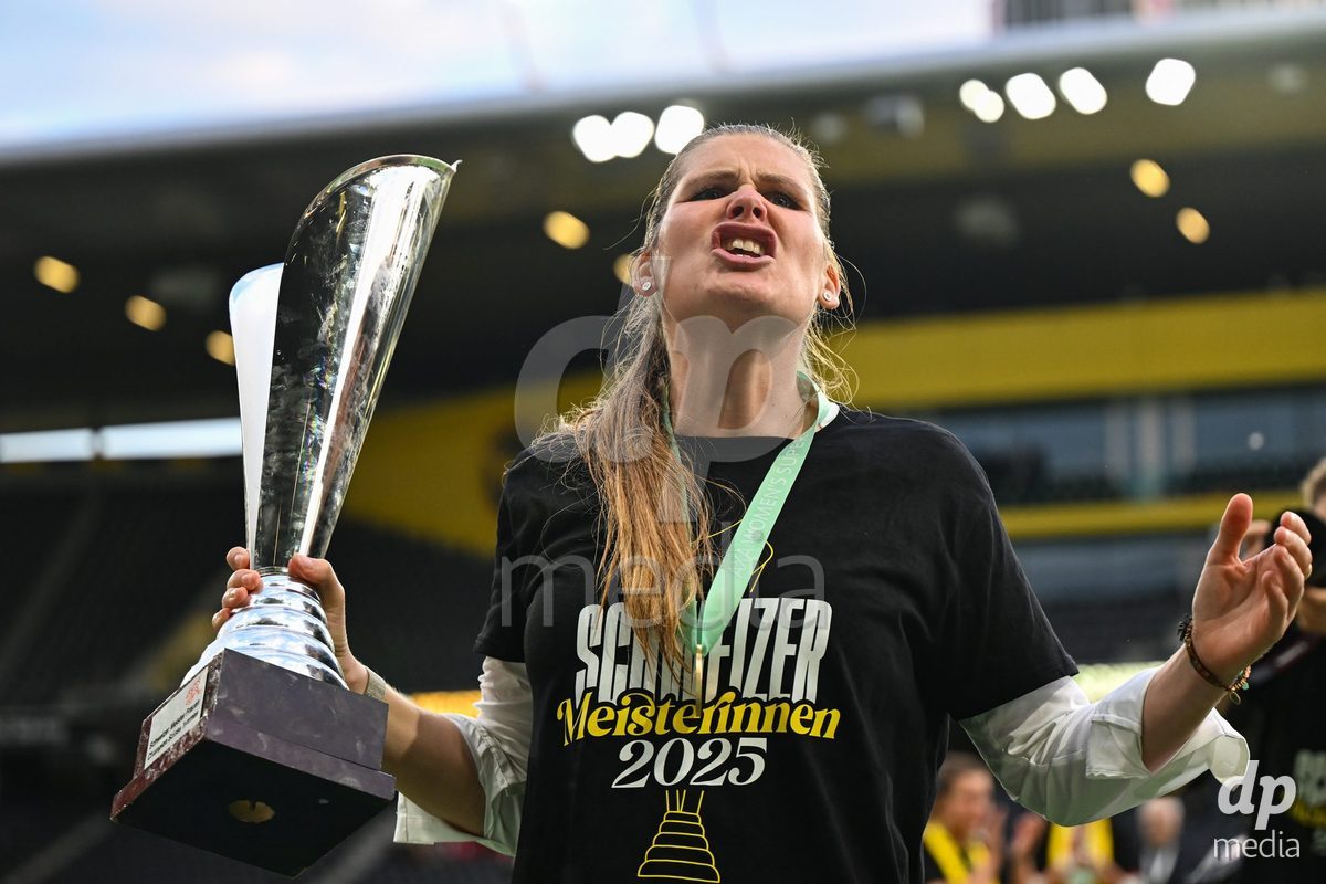17/05/2025, Bern, Stadion Wankdorf, Women's Super League Final 2: BSC YB Frauen - GC Frauenfussball,  coach Imke Wubbenhorst (BSC YB Frauen) with the trophy