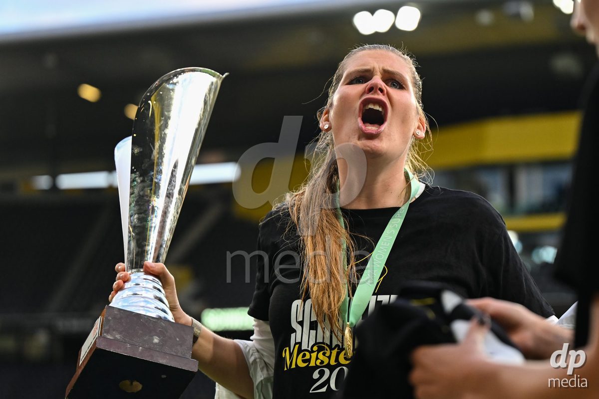 17/05/2025, Bern, Stadion Wankdorf, Women's Super League Final 2: BSC YB Frauen - GC Frauenfussball,  coach Imke Wubbenhorst (BSC YB Frauen) with the trophy