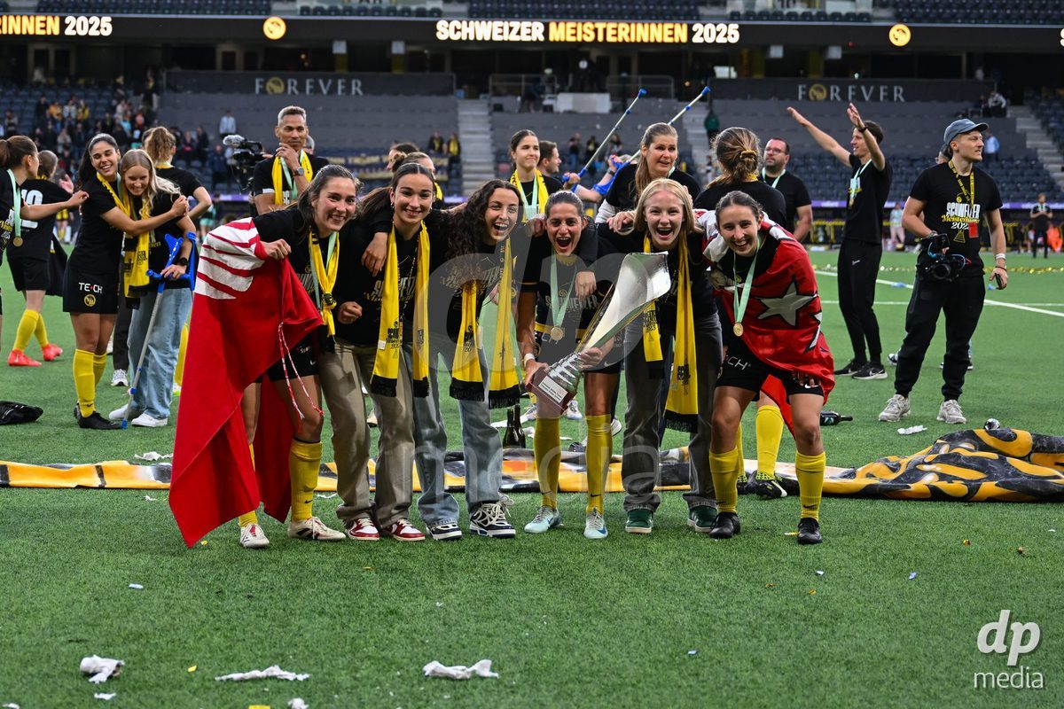 17/05/2025, Bern, Stadion Wankdorf, Women's Super League Final 2: BSC YB Frauen - GC Frauenfussball,  #19 Audrey Remy (BSC YB Frauen), #13 Malaurie Granges (BSC YB Frauen), #6 Aida Ragusa (BSC YB Frauen), #18 Wibke Meister (BSC YB Frauen) with the trophy