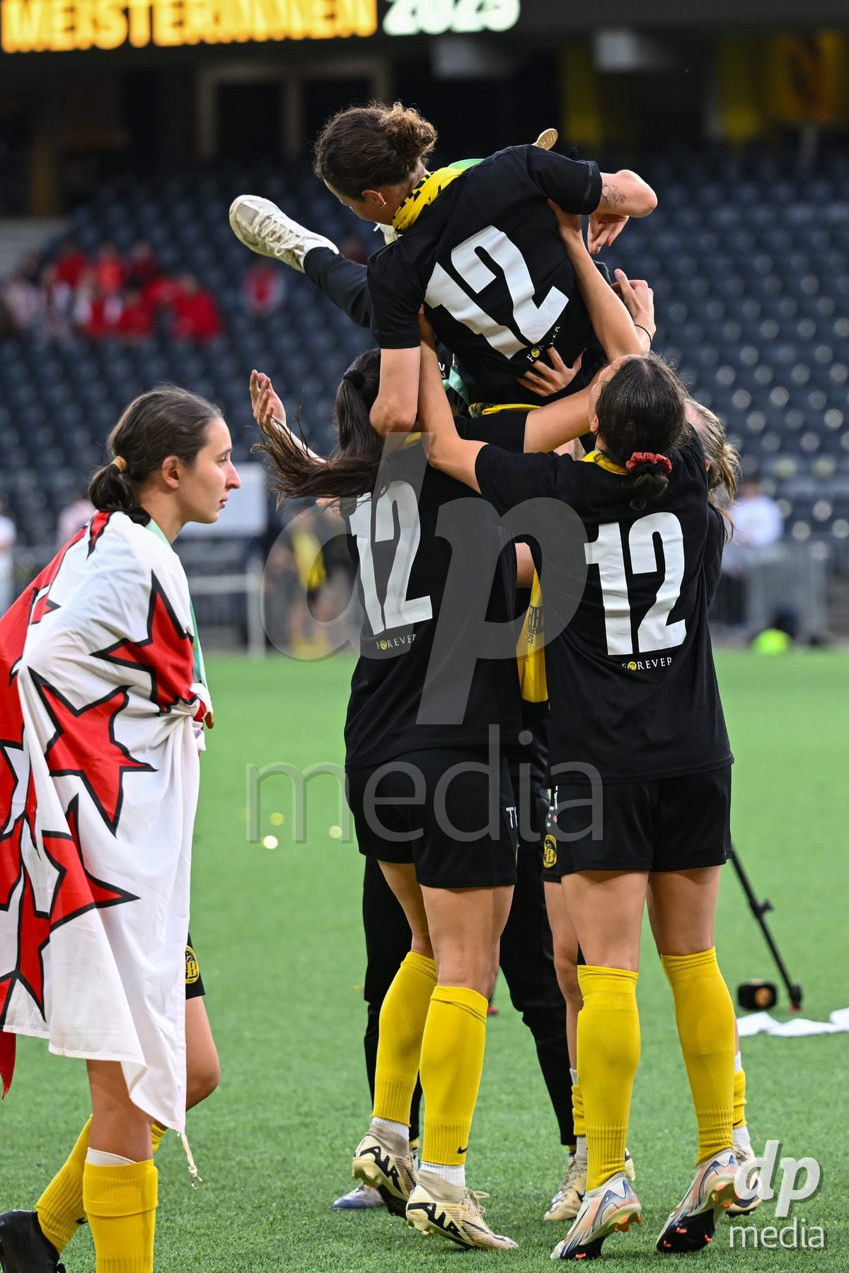 17/05/2025, Bern, Stadion Wankdorf, Women's Super League Final 2: BSC YB Frauen - GC Frauenfussball, the team of BSC YB Frauen celebrate their win