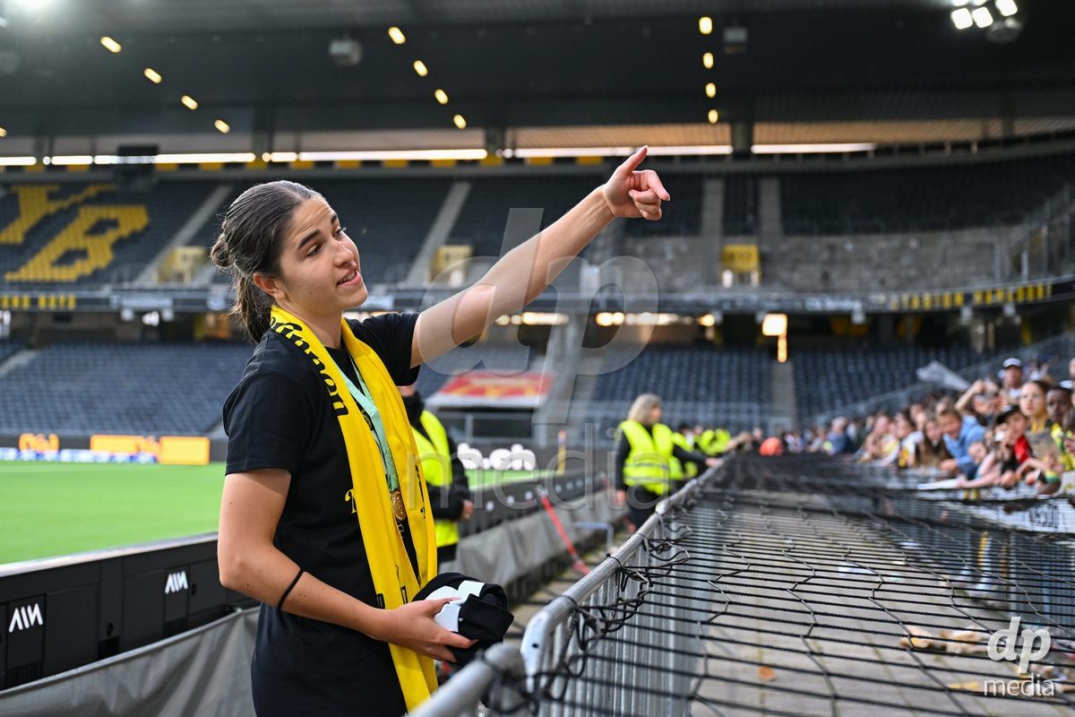17/05/2025, Bern, Stadion Wankdorf, Women's Super League Final 2: BSC YB Frauen - GC Frauenfussball,  #31 Giulia Schlup (BSC YB Frauen) after the game with the fans