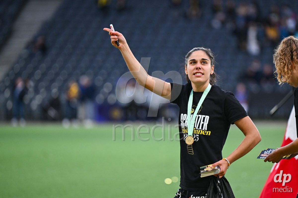 17/05/2025, Bern, Stadion Wankdorf, Women's Super League Final 2: BSC YB Frauen - GC Frauenfussball,  #26 Laura Frey (BSC YB Frauen) after the game with the fans