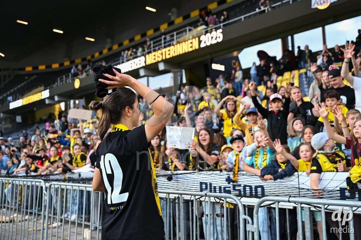 17/05/2025, Bern, Stadion Wankdorf, Women's Super League Final 2: BSC YB Frauen - GC Frauenfussball, #31 Giulia Schlup (Young Boys)  after the game with the fans