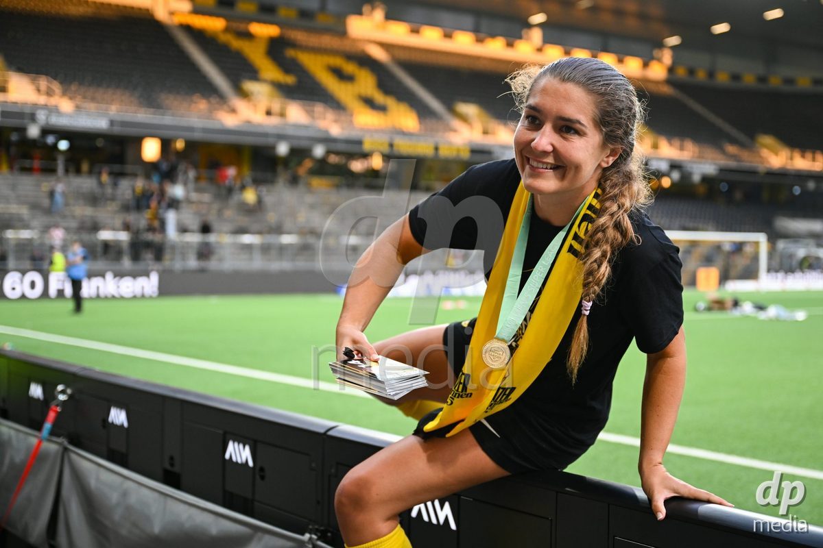 17/05/2025, Bern, Stadion Wankdorf, Women's Super League Final 2: BSC YB Frauen - GC Frauenfussball,  #14 Courtney Strode (BSC YB Frauen)  after the game with the fans