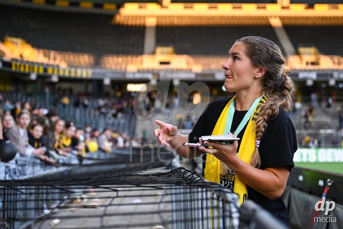 17/05/2025, Bern, Stadion Wankdorf, Women's Super League Final 2: BSC YB Frauen - GC Frauenfussball,  #14 Courtney Strode (BSC YB Frauen) throws autograph cards to the fans