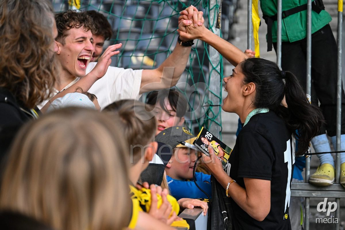 17/05/2025, Bern, Stadion Wankdorf, Women's Super League Final 2: BSC YB Frauen - GC Frauenfussball, #26 Laura Frey (Young Boys) celebrates with the fans
