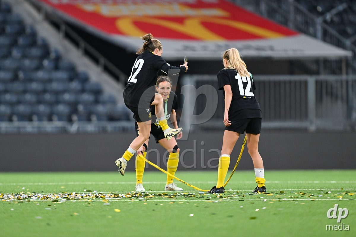 17/05/2025, Bern, Stadion Wankdorf, Women's Super League Final 2: BSC YB Frauen - GC Frauenfussball, a little fun for the players of BSC YB Women after the medal ceremony