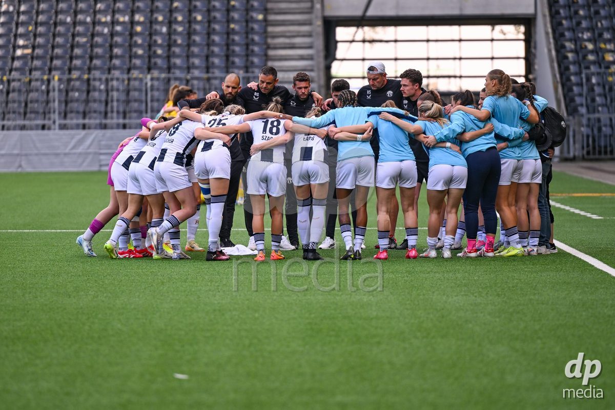 FC Zürich before the Axa Womens Super League Football game between BSC Young Boys Frauen and FC Zürich Frauen at Wankdorf Stadium in Bern, Switzerland.