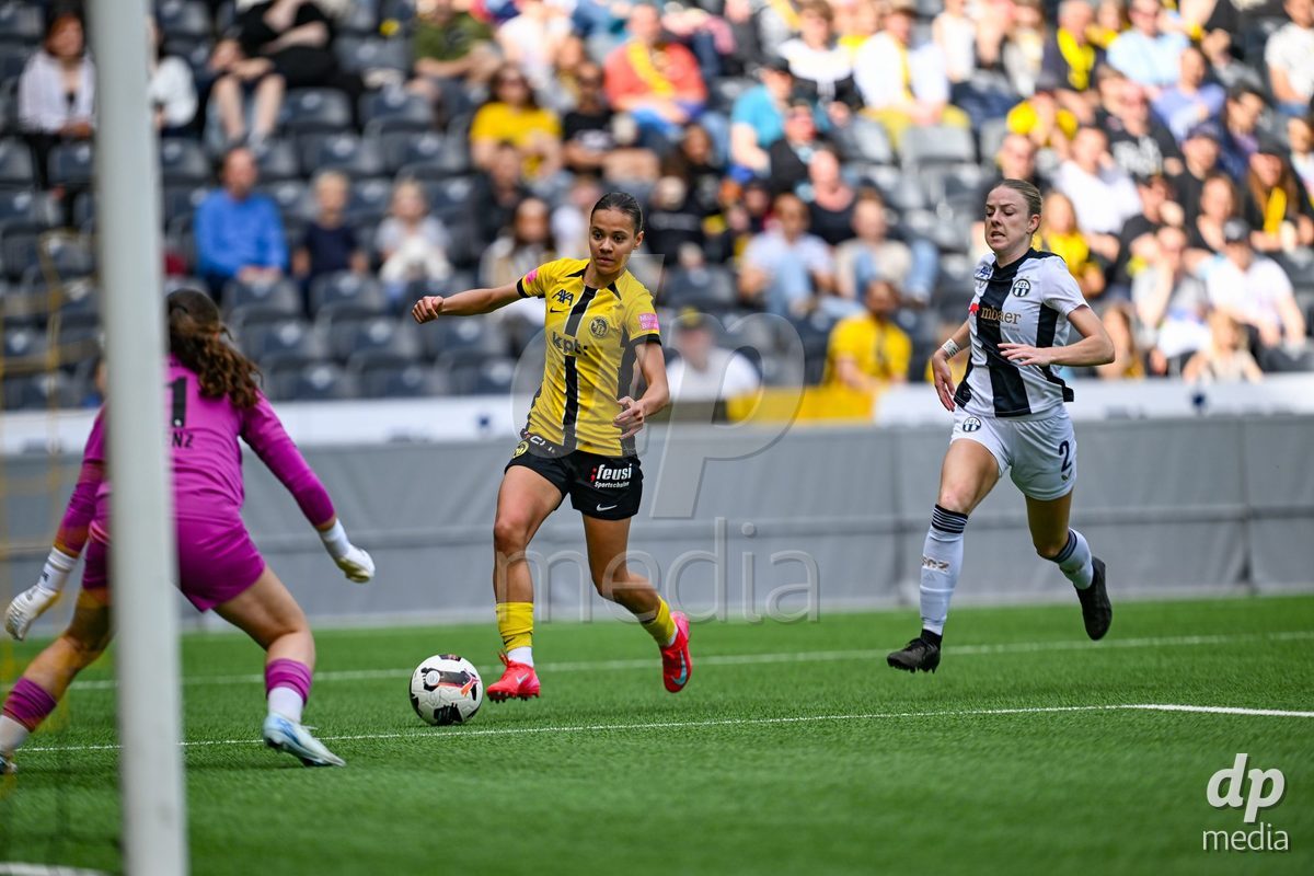 Big chance for Iman Beney (Young Boys) against Noemi Benz (1 Zurich) and Briana Eads (2 Zurich) during the Axa Womens Super League Football game between BSC Young Boys Frauen and FC Zürich Frauen at Wankdorf Stadium in Bern, Switzerland.