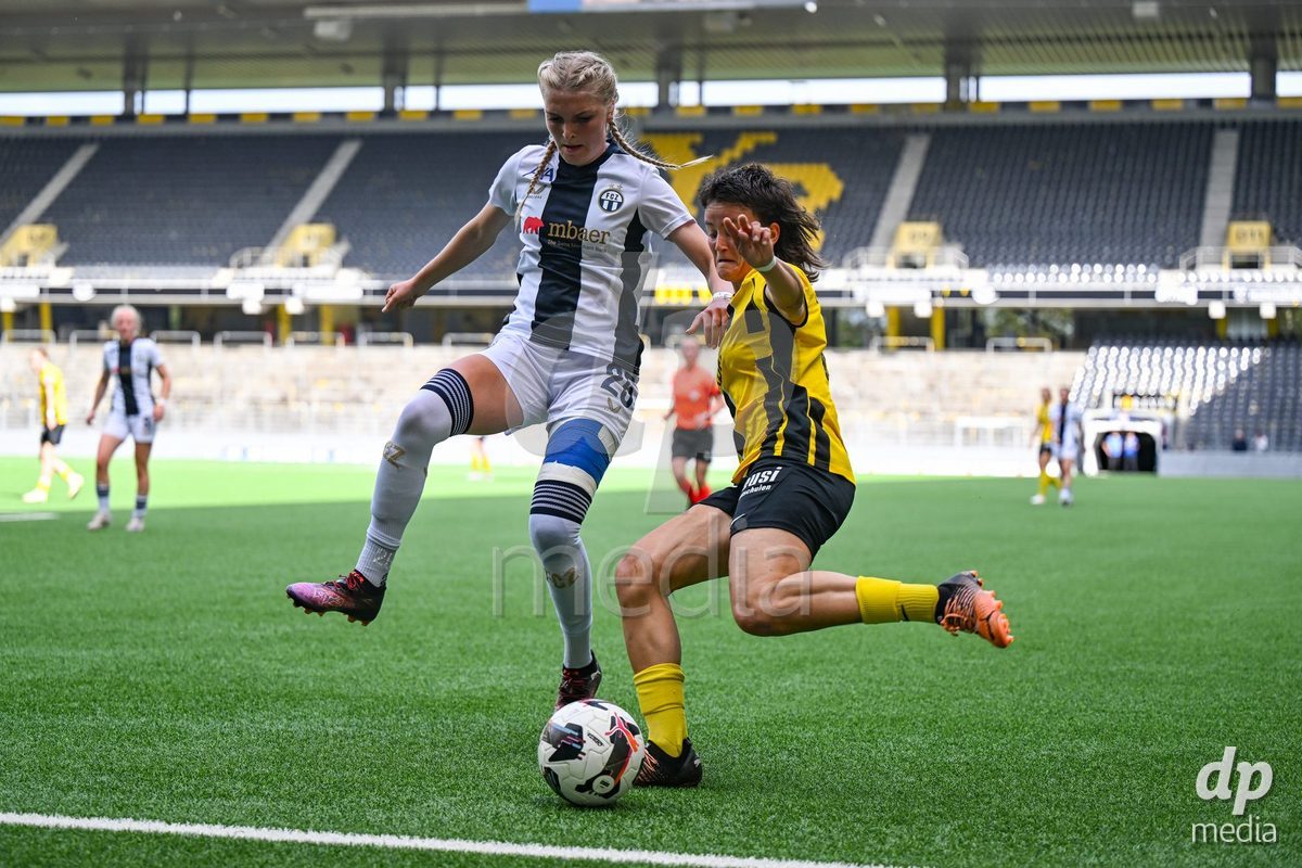 Noa Scharz (20 Young Boys) in duel with Romy Baraniak (25 Zurich) during the Axa Womens Super League Football game between BSC Young Boys Frauen and FC Zürich Frauen at Wankdorf Stadium in Bern, Switzerland.