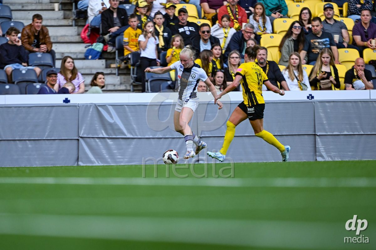 Chiara Bucher (9 Zurich) in duel with Wibke Meister (18 Young Boys) during the Axa Womens Super League Football game between BSC Young Boys Frauen and FC Zürich Frauen at Wankdorf Stadium in Bern, Switzerland.