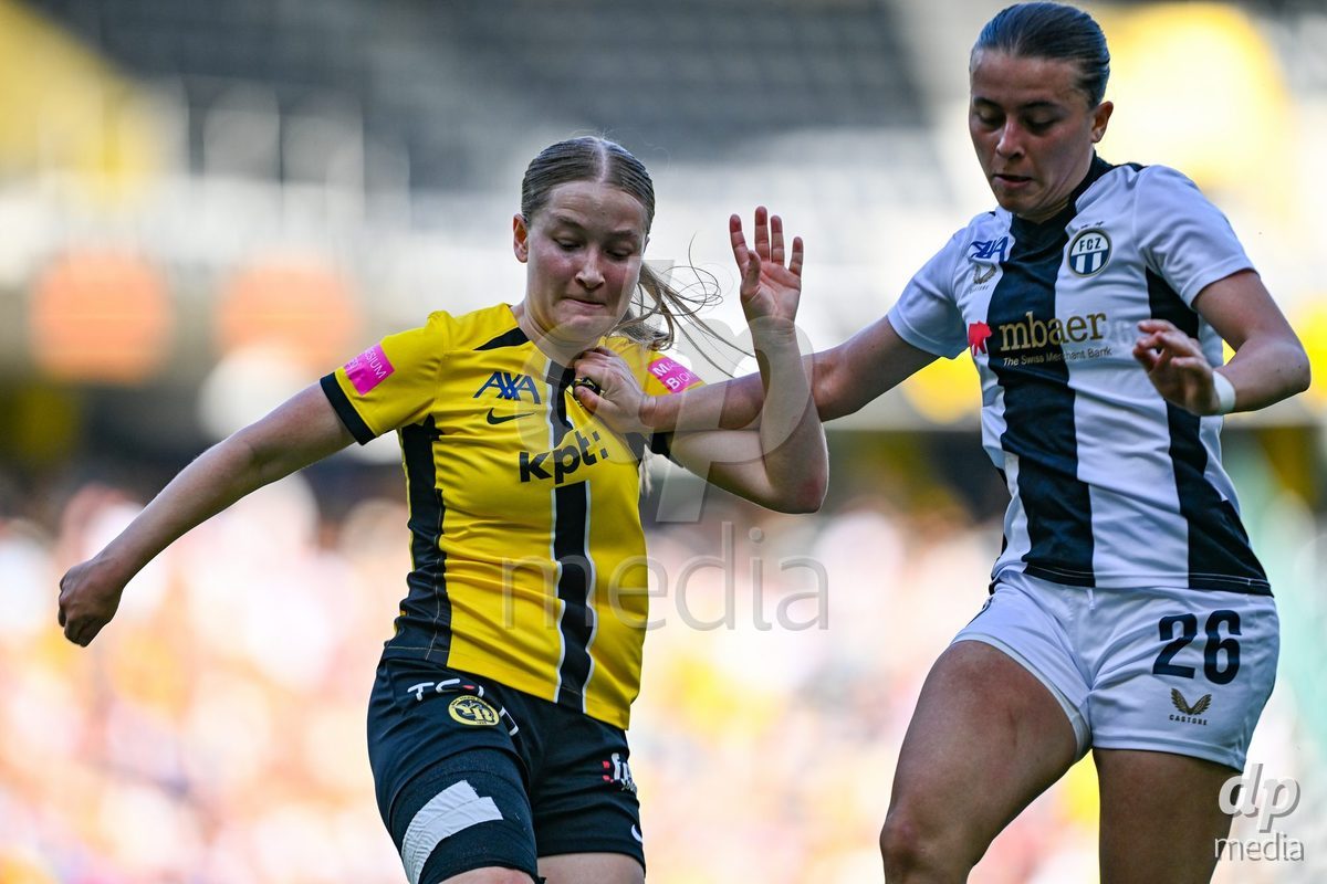 Noa Linn Munger (8 Young Boys) in duel with Sanja Kovacevic (26 Zurich) during the Axa Womens Super League Football game between BSC Young Boys Frauen and FC Zürich Frauen at Wankdorf Stadium in Bern, Switzerland.