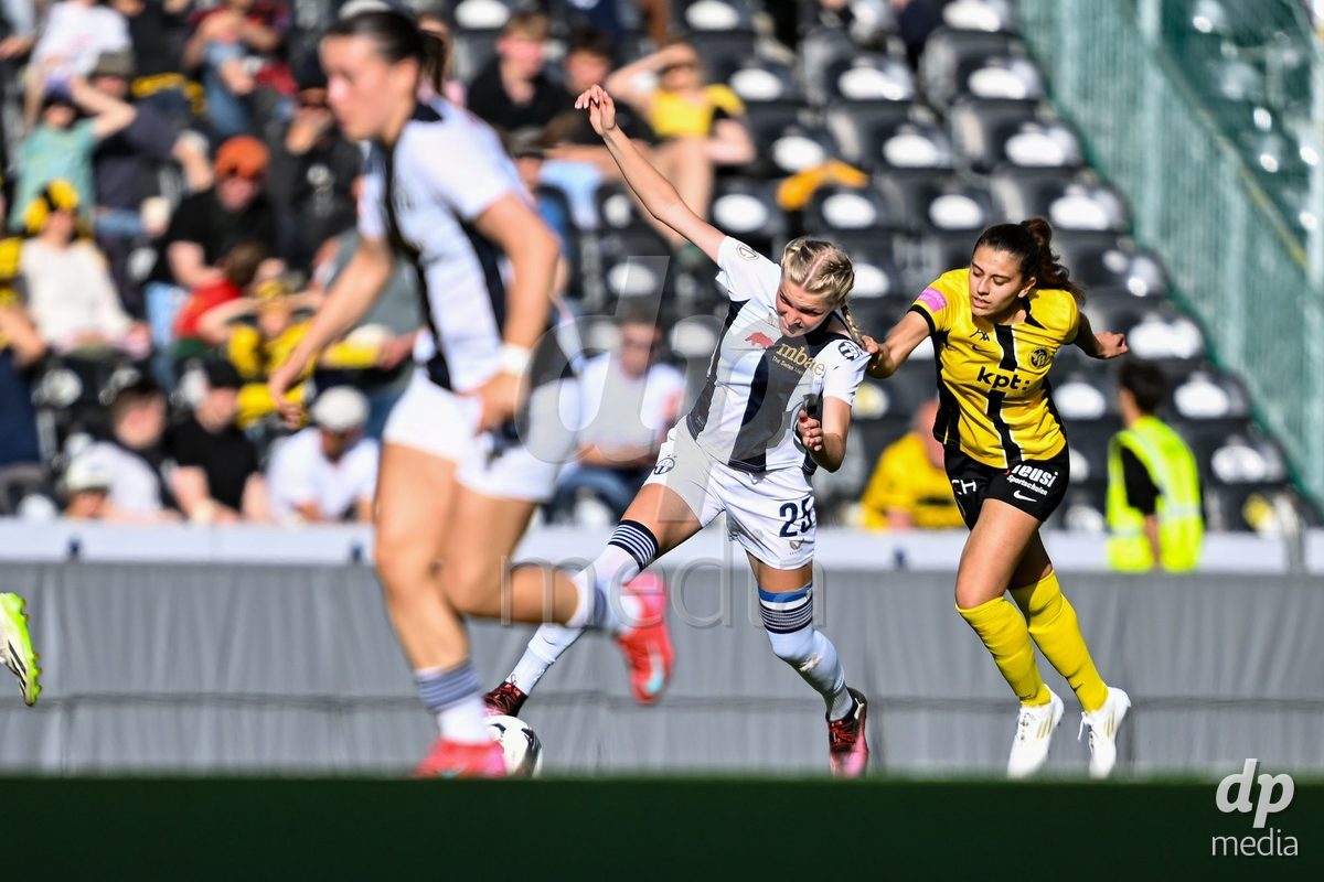 Stephanie Waeber (Young Boys) in duel with Romy Baraniak (25 Zurich) during the Axa Womens Super League Football game between BSC Young Boys Frauen and FC Zürich Frauen at Wankdorf Stadium in Bern, Switzerland.