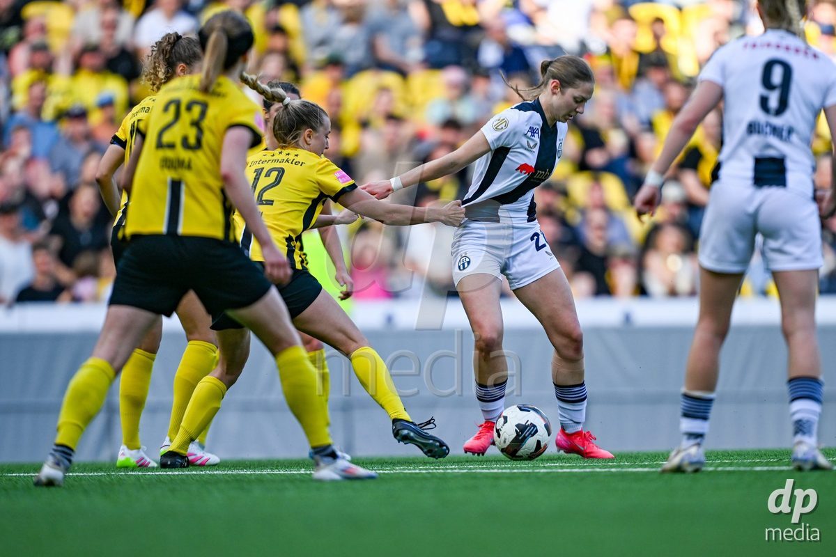 Athena Kuehn (12 Young Boys) in duel with Martina Cavar (20 Zurich) during the Axa Womens Super League Football game between BSC Young Boys Frauen and FC Zürich Frauen at Wankdorf Stadium in Bern, Switzerland.