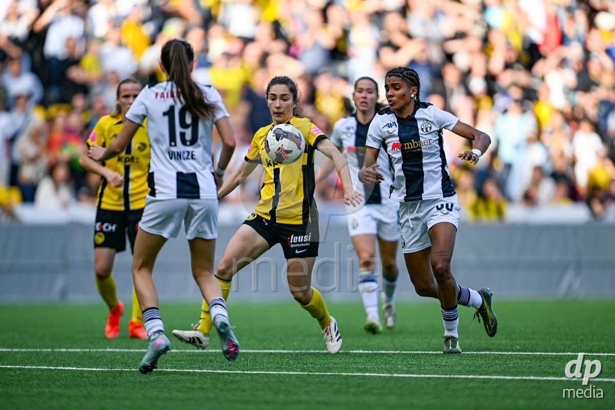 Audrey Remy (19 Young Boys) in duel with Sury Alichy Pallotta Gil (30 Zurich) during the Axa Womens Super League Football game between BSC Young Boys Frauen and FC Zürich Frauen at Wankdorf Stadium in Bern, Switzerland.